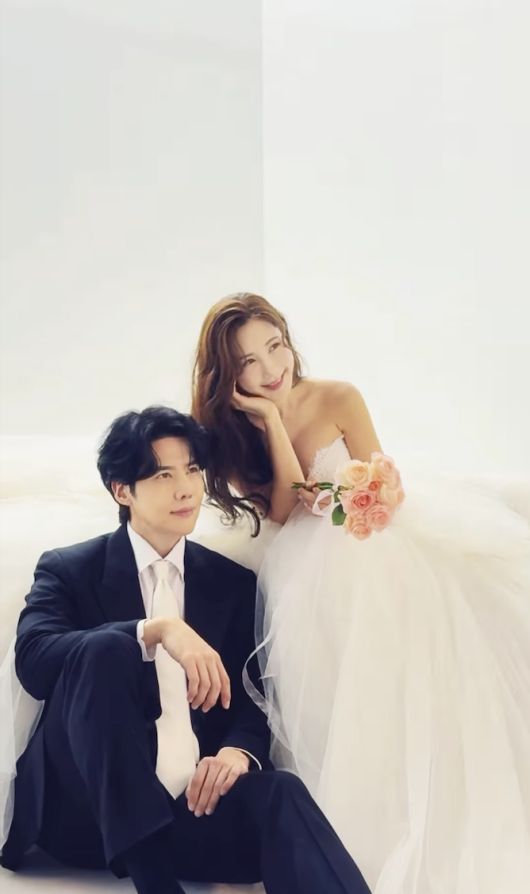 그룹 클레오 출신 가수 채은정이 결혼 소식과 함께 예비신랑의 얼굴을 공개해 화제를 모으고 있다.  사진 = 채은정 SNS 계정