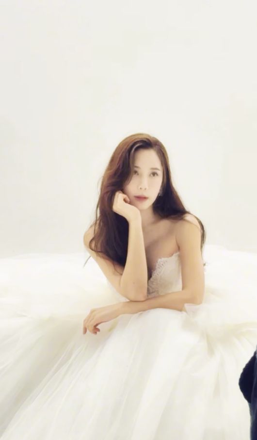 그룹 클레오 출신 가수 채은정이 결혼 소식과 함께 예비신랑의 얼굴을 공개해 화제를 모으고 있다.  사진 = 채은정 SNS 계정