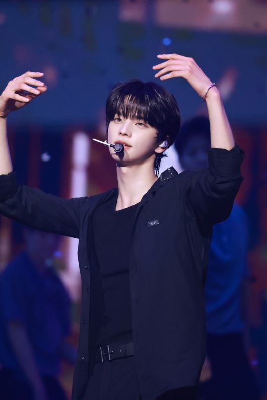 그룹 투어스 신유가 22일 서울 송파구 잠실실내체육관데뷔 후 첫 콘서트 ‘24/7:WITH:US’ IN SEOUL 무대에 올랐다. 플레디스엔터테인먼트 제공.