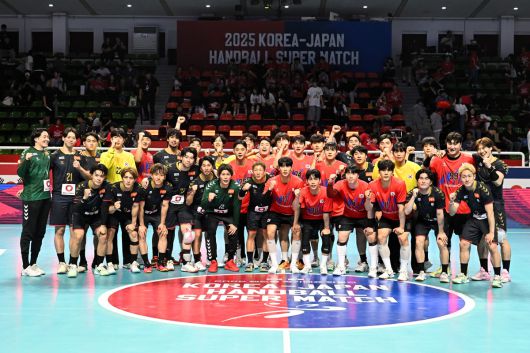 한일 친선전을 마친 양국 남자대표팀 선수단 이 함께 기념촬영을 하고 있다. 사진=대한핸드볼협회 제공