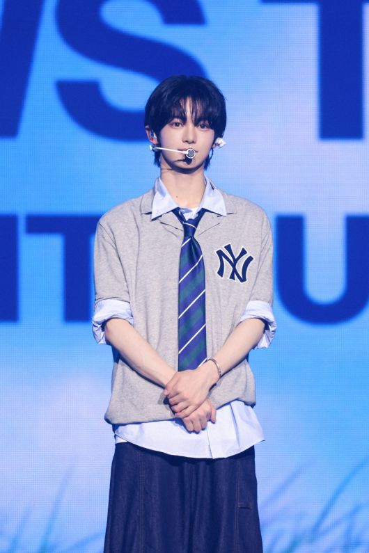 그룹 투어스 한진 22일 서울 송파구 잠실실내체육관데뷔 후 첫 콘서트 ‘24/7:WITH:US’ IN SEOUL 무대에 올랐다. 플레디스엔터테인먼트 제공.