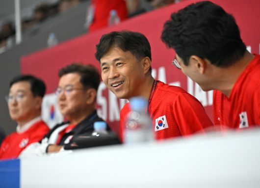 곽노정 대한핸드볼협회 회장이 한일전을 지켜보고 있다. 사진=대한핸드볼협회 제공