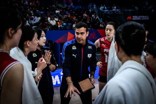 페르난도 모랄레스 한국 여자배구 대표팀 감독이 경기 도중 선수들에게 작전을 지시하고 있다. 사진=국제배구연맹(FIVB) 공식 홈페이지
