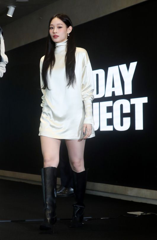사진= 신인 혼성 그룹 올데이 프로젝트 애니가 23일 오후 서울 강남구 일상비일상의틈byU+에서 열린 올데이 프로젝트(ALLDAY PROJECT) 데뷔 기념 팝업 스토어 오픈 행사에서 인사말을 하고 있다. 뉴시스