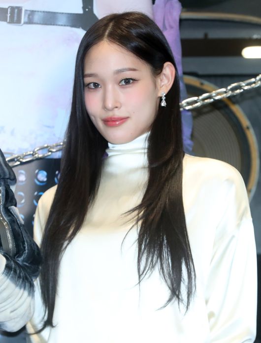 사진= 신인 혼성 그룹 올데이 프로젝트 애니가 23일 오후 서울 강남구 일상비일상의틈byU+에서 열린 올데이 프로젝트(ALLDAY PROJECT) 데뷔 기념 팝업 스토어 오픈 행사에서 인사말을 하고 있다. 뉴시스