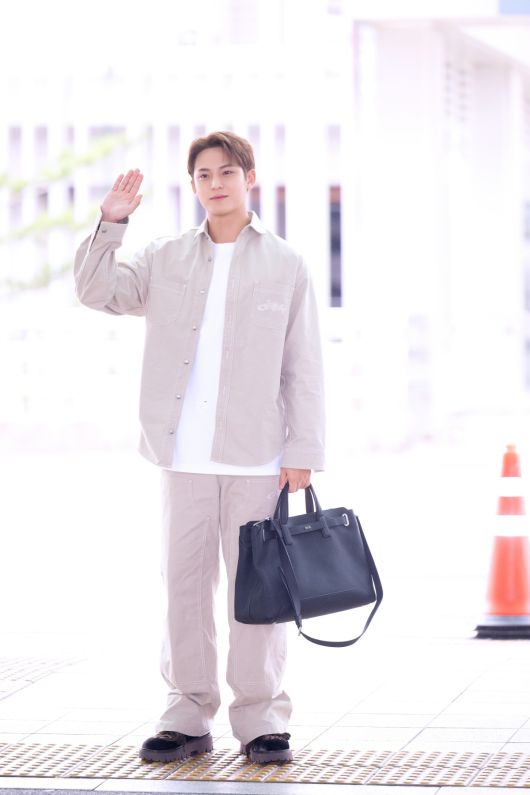 세븐틴 민규 공항패션. 자료=디올(DIOR) 제공