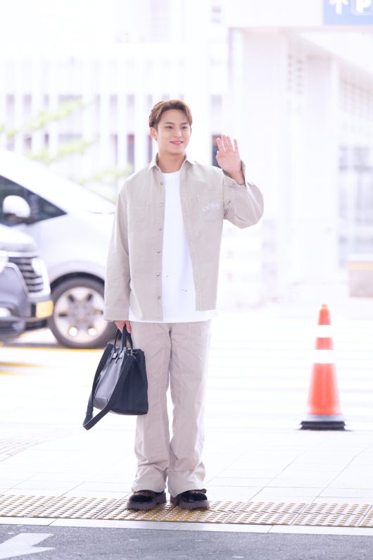 세븐틴 민규 공항패션. 자료=디올(DIOR) 제공