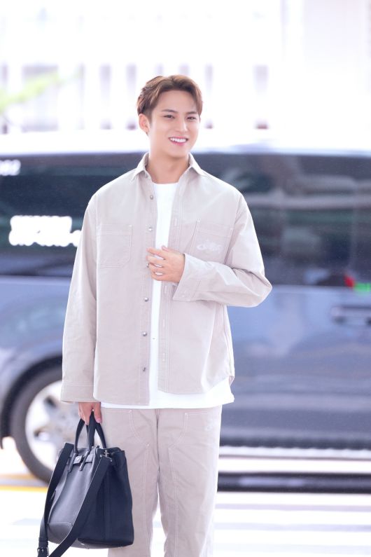 세븐틴 민규 공항패션. 자료=디올(DIOR) 제공