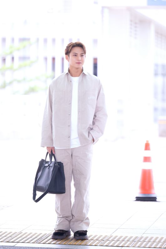 세븐틴 민규 공항패션. 자료=디올(DIOR) 제공