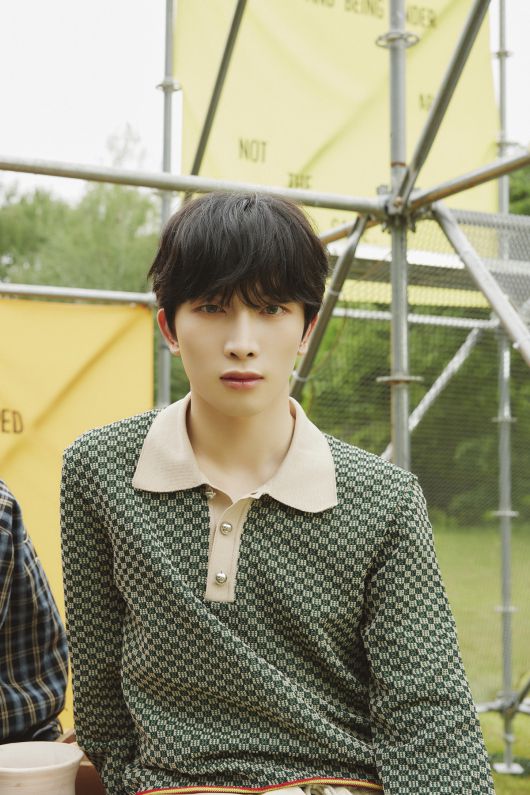 27일 새 앨범 ‘Being Tender(다정해지는 법)'를 발매하는 그룹 파우의 멤버 동연. 그리드엔터테인먼트 제공.