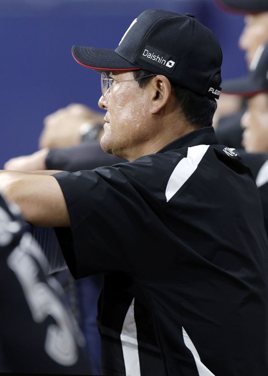 이종범 KT 코치가 지난달 23일 고척스카이돔에서 열린 2025 KBO리그 키움전에서 경기를 지켜보고 있다. 뉴시스