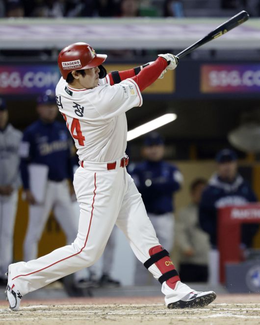 SSG 최정이 500호 홈런을 치고 있는 모습. 뉴시스