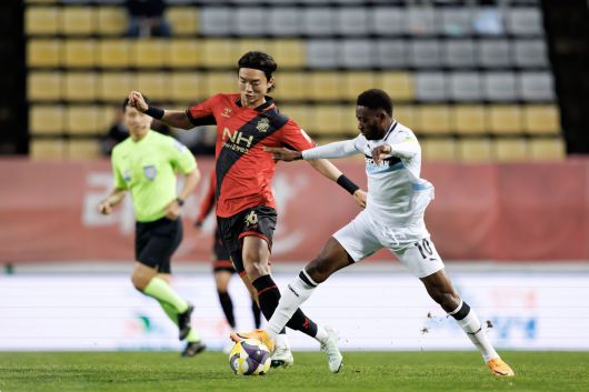 이강희(왼쪽). 사진=한국프로축구연맹 제공