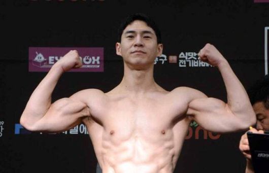 유튜버 밴쯔가 27일 서울 서대문구 스위스 그랜드 호텔 컨벤션센터에서 열린 로드FC 073 굽네 계체량에서 포즈를 취하고 있다. 사진=김두홍 기자 kimdh@sportsworldi.com