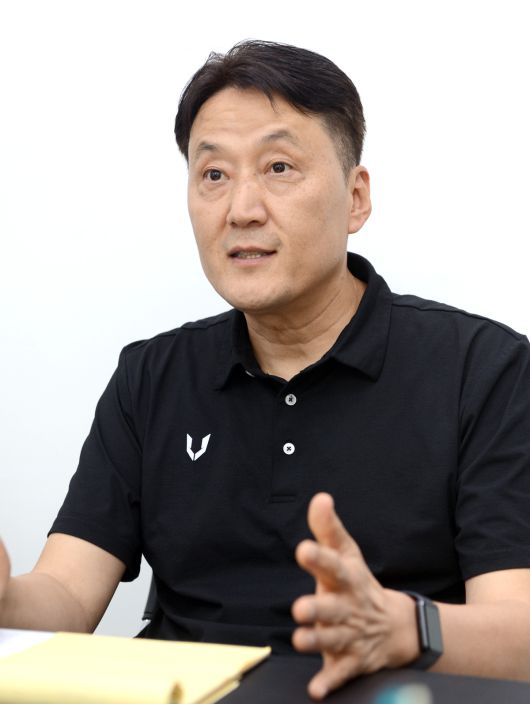 이정규 브이엑스 대표가 해외 유명 브랜드와 경쟁에 관해서 말하고 있다. 김두홍 기자