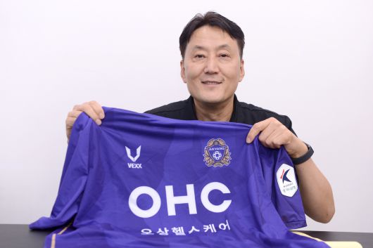 이정규 브이엑스 대표가 FC안양 유니폼을 든채로 웃고 있다. FC안양은 브이엑스 유니폼을 입고 구단 역사상 첫 K리그1 승격을 달성했다. 이 대표는 유니폼의 경우 각 구단이 디자인을 하지만, 나머지 훈련복 등 의류는 직접 디자인한다고 덧붙였다. 김두홍 기자