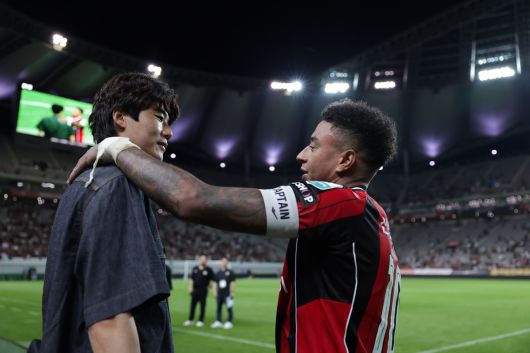 기성용(왼쪽)과 서울 린가드가 29일 서울월드컵경기장에서 인사하고 있다. 사진=한국프로축구연맹 제공