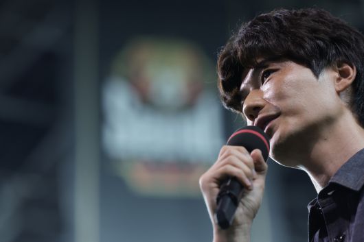 기성용이 29일 서울월드컵경기장에서 팬들에게 인사하고 있다. 사진=한국프로축구연맹 제공