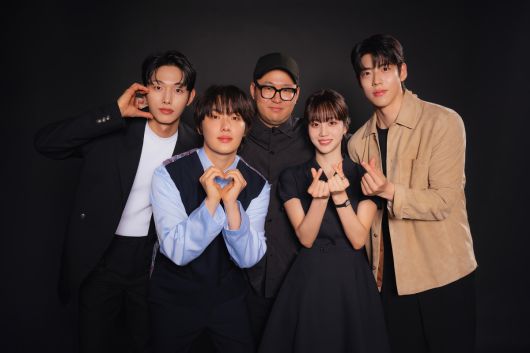 티빙 오리지널 시리즈 '러닝메이트'의 배우 이정식, 윤현수, 한진원 감독, 홍화연, 최우성(왼쪽부터). 티빙 제공.