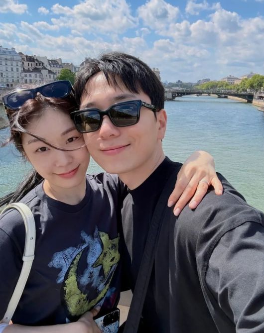 전 피겨스케이팅 선수 김연아와 그룹 포레스텔라 멤버 고우림 부부가 다정한 커플 사진을 공개했다.   사진 = 김연아 SNS 계정