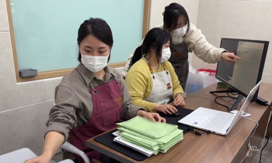 대전 유성구 보건소 관계자들이 비전자 문서 형태의 진료기록을 스캔하는 작업을 하고 있다. 한국보건의료정보원 제공