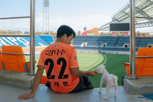 지난해 제주SK의 펫존 행사를 앞두고 홍보사진을 찍은 소속 선수 안태현과 반려견 복자. 제주SK 제공