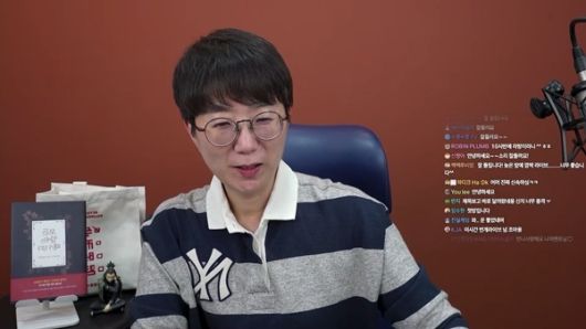 그룹 코요태 멤버 신지와 가수 문원의 결혼 소식에 대해 유튜버 ‘아는변호사’가 공개적으로 반대 의견을 밝혔다.  사진 = 유튜브 채널 ‘아는변호사’