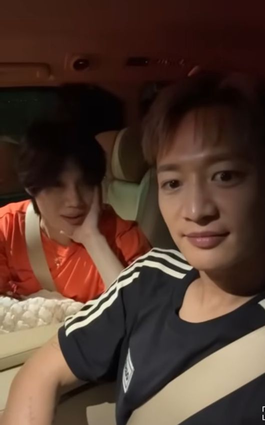 그룹 샤이니 태민(왼쪽)과 민호의 SNS 라이브 방송 캡처.