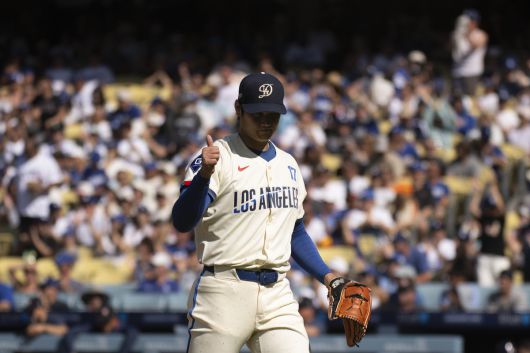 오타니 쇼헤이가 마운드에서 역투하고 엄지를 치켜세우고 있다. 사진=AP/뉴시스