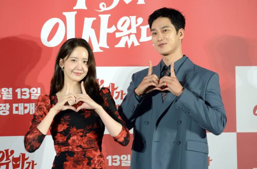 배우 임윤아(왼쪽), 안보현이 9일 서울 용산구 CGV용산아이파크몰에서 열린 영화 '악마가 이사왔다'(감독 이상근) 제작보고회에서 포즈를 취하고 있다. 김용학 기자