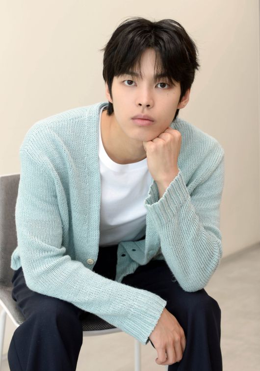 배우 박윤호가 드라마 '미지의 서울' 종영 소감을 밝혔다. 박윤호는 tvN 토일드라마 '미지의 서울'에서 미지, 미래(박보영)의 고교 동창이자 목숨을 잃을 뻔한 교통사고의 후유증을 겪고 있는 이호수의 고등학생 시절 역을 맡아 열연했다. 김용학 기자.