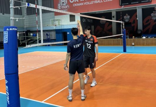 선수들을 지도 중인 전광인 사진=OK저축은행 읏맨 제공