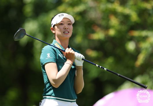 방신실이 13일 강원도 정선군 하이원CC에서 열린 KLPGA 투어 하이원 리조트 여자오픈 4라운드 3번 홀에서 티샷을 한 뒤 타구를 바라보고 있다. KLPGT 제공