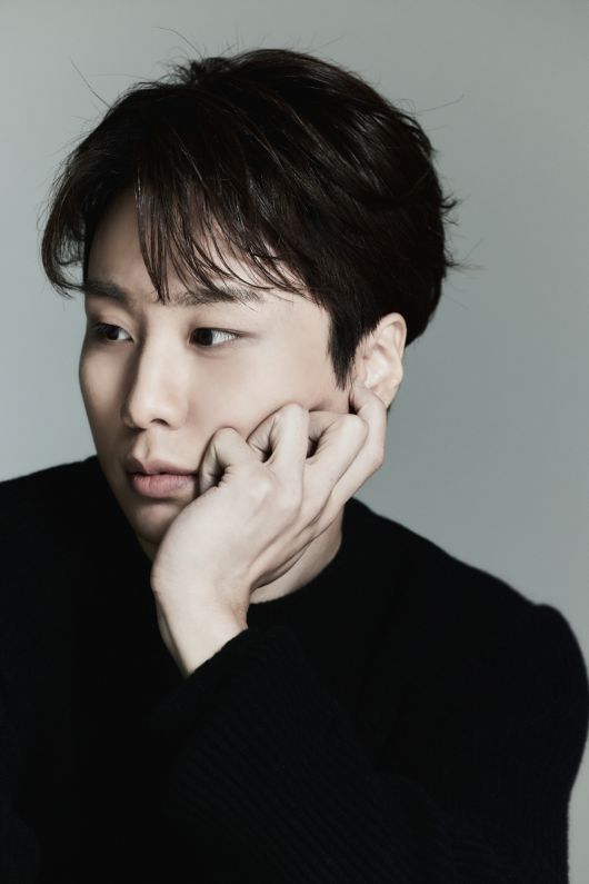 배우 문동혁이 인터뷰 전 사진 촬영을 진행하고 있다. 사람엔터테인먼트 제공