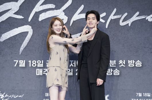 14일 오후 서울 구로구 신도림 더 링크 호텔에서 JTBC 새 드라마 ‘착한 사나이’ 제작발표회가 열렸다. 배우 이성경(왼쪽)과 이동욱. JTBC 제공