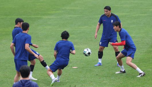축구 국가대표팀 선수들이 14일 경기 성남시 성남종합운동장에서 훈련을 하고 있다. 사진=뉴시스
