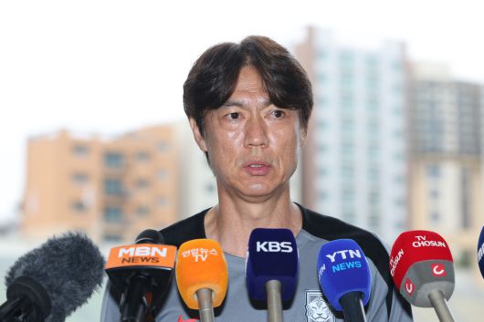 홍명보 한국 축구대표팀 감독이 14일 경기 성남시 성남종합운동장에서 공개훈련에 앞서 인터뷰를 하고 있다. 사진=뉴시스