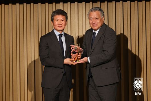 EAFF 회장으로 추대된 정몽규 대한축구협회장이 포즈를 취하고 있다. 사진=KFA 제공