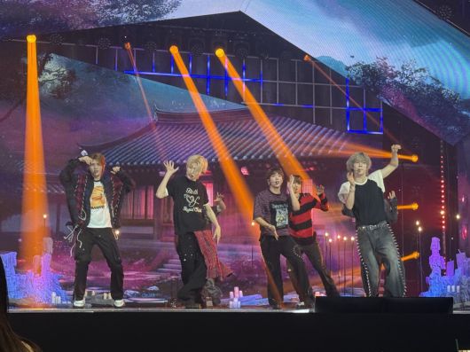 그룹 아크(ARrC, 앤디·최한·도하·현민·지빈·끼엔·리오토)가 미니 3집의 타이틀곡 '어썸'의 무대를 펼치고 있다. 신정원 기자