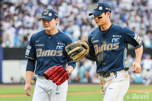 NC 이준혁(왼쪽)이 피칭을 마치고 김주원과 함께 더그아웃으로 돌아오고 있다. 사진=NC다이노스 제공