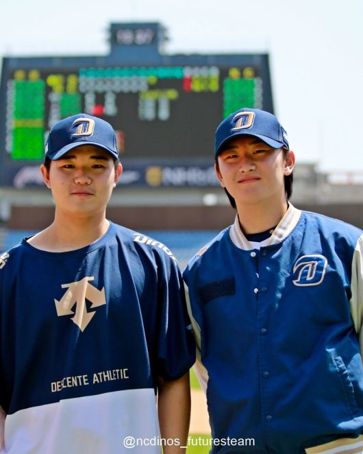 NC 이준혁(오른쪽)과 김녹원이 2023년 5월 현역 입대를 앞두고 마산야구장에서 팬들에게 인사를 전하며 기념촬영을 하고 있다. 사진=NC다이노스 제공