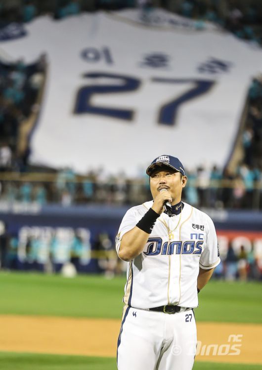 이호준 NC 감독이 현역 시절을 마무리하던 2017년, 은퇴식에서 소감을 밝히고 있다. 사진=NC다이노스 제공
