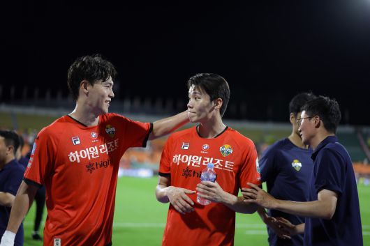 강원 김건희(왼쪽)와 모재현. 사진=한국프로축구연맹 제공