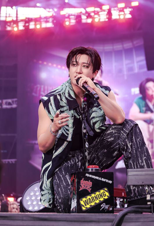 그룹 스트레이 키즈(Stray Kids)가 'K팝 아티스트 최초' 런던 토트넘 핫스퍼 스타디움 입성했다.'Burnin' Tires' 무대에서 관중과 호흡하는 창빈 JYP엔터테인먼트 제공.