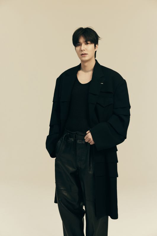 사진 설명=배우 이민호가 23일 개봉하는 영화 ‘전지적 독자 시점’으로 관객과 만난다. 이민호가 맡은 유준혁은 극 중 소설의 주인공. 서사를 끌어가는 독자(안효섭)의 우상 같은 존재다.   사진=롯데엔터테인먼트 제공