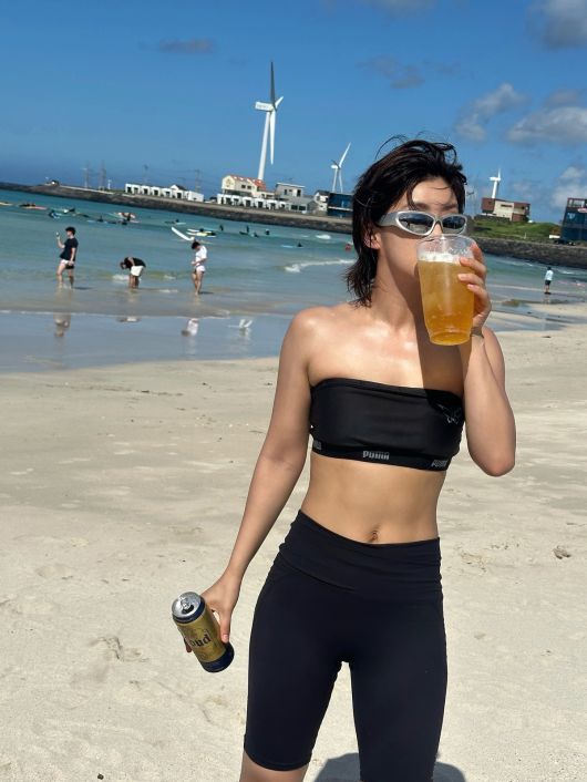 댄서 아이키가 여름 휴가를 맞아 건강미 넘치는 비키니 자태를 공개했다.  사진 = 아이키 SNS 계정