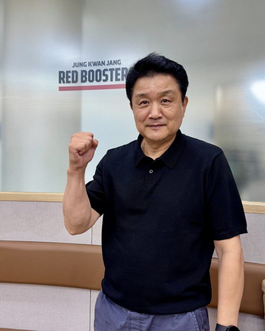 유도훈 정관장 감독이 17년 만에 안양의 지휘봉을 잡으며 새로운 출발을 알린다. 유도훈 감독이 포즈를 취하고 있다. 사진=최서진 기자