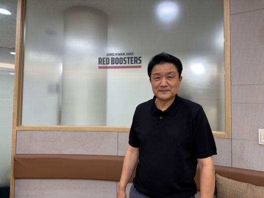 유도훈 정관장 감독이 17년 만에 안양의 지휘봉을 잡으며 새로운 출발을 알린다. 유도훈 감독이 포즈를 취하고 있다. 사진=최서진 기자