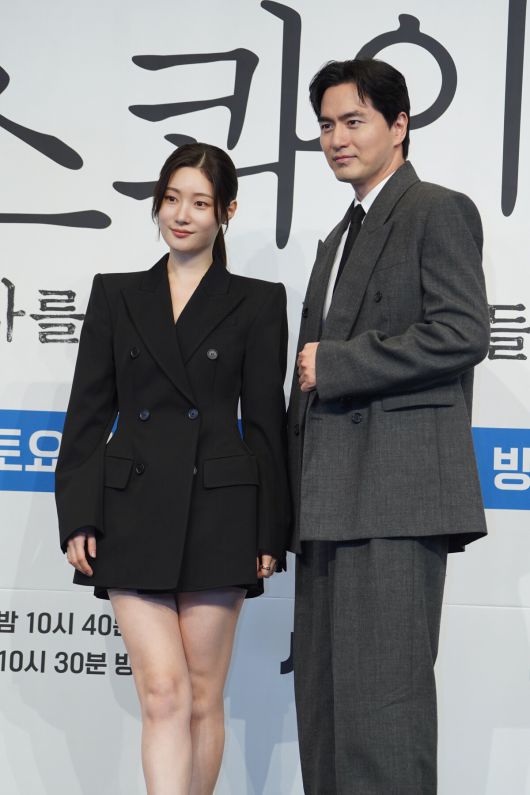 배우 정채연, 이진욱이 제작발표회에서 사진을 촬영하고 있다. JTBC 제공