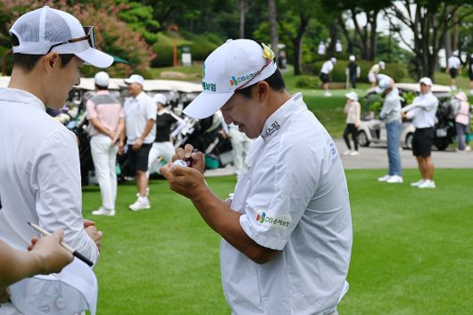 ‘2025 KPGA 팬 대항전’에 참석한 김홍택이 팬들에게 사인을 해주고 있다. 사진=KPGA 제공